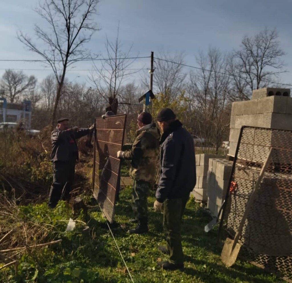 Забор у Церковь в Коряжме